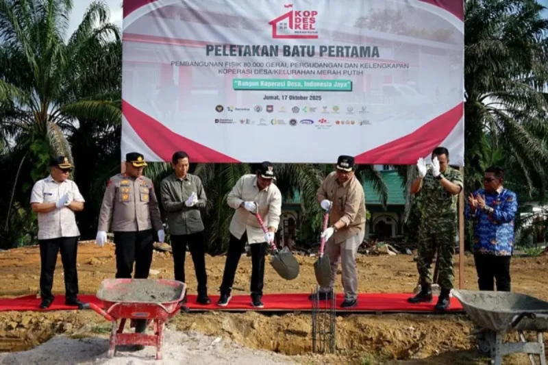 Bupati Barito Utara Shalahuddin didampingi Wabup Felix SY. Tingan meletakkan batu pertama pembangunan koperasi di Desa Bukit Sawit, Kecamatan Teweh Selatan, Jumat, 17 Oktober 2025.(Diskominfosandi Barito Utara)