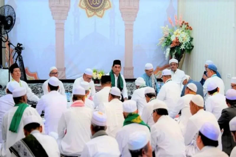Bupati Barito Utara Shalahuddin bersama ulama karismatik Al-Habib Syech Abdul Qodir Assegaf beserta rombongan saat melaksanakan Barito Utara Bershalawat di arena terbuka Tiara Batara Muara Teweh, Sabtu (29/11/2025) malam.(Tangkapan Youtube Diskominfosandi) 