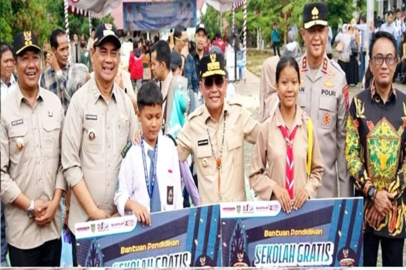 Gubernur Kalteng Agustiar Sabran dan Bupati Barito Utara Shalahuddin, berkunjung ke SMAN 4 Muara Teweh, Sabtu, 16 November 2025.(Diskominfosandi Barito Utara) 