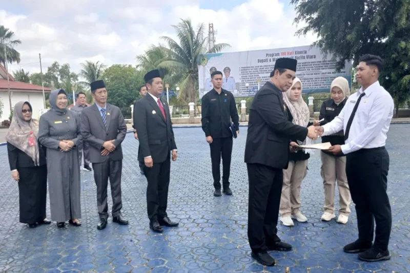 Bupati Barito Utara, Shalahuddin menyerahkan Surat Keputusan (SK) kepada 143 PPPK pengangkatan tahap II di Muara Teweh, Kamis, 16 Oktober 2025.(Diskominfosandi Barito Utara)