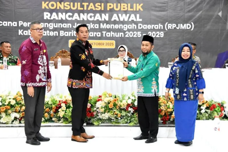 Wabup Barito Utara Felix SY. Tingan menghadiri konsultasi publik rencana awal RPJMD 2025-2029 melibatkan seluruh elemen masyarakat di Muara Teweh, Kamis, 30 Oktober 2025.(Diskominfosandi Barito Utara)