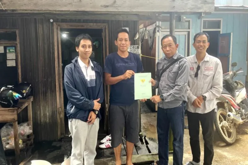 Pegawai Kantor Pertanahan/ATR Barito Utara menyerahkan Sertipikat PTSL kepada masyarakat, Rabu, 3 Desember 2025.(Istimewa)