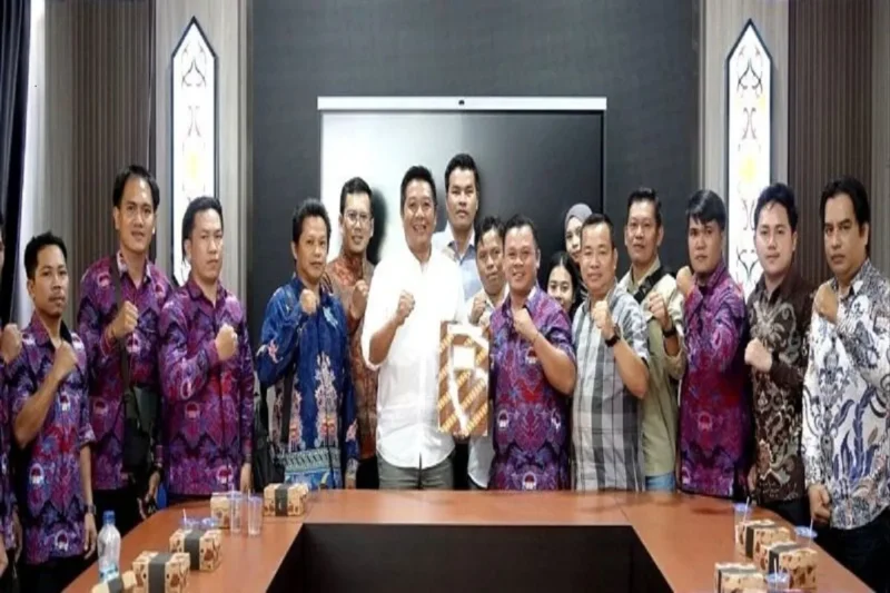 Wabup Barito Utara, Felix SY. Tingan, bertemu dengan Dewan Pimpinan Cabang (DPC) Persatuan Perangkat Desa Indonesia (PPDI) Barito Utara, Sabtu, 1 November 2025.(Diskominfosandi Barito Utara) 
