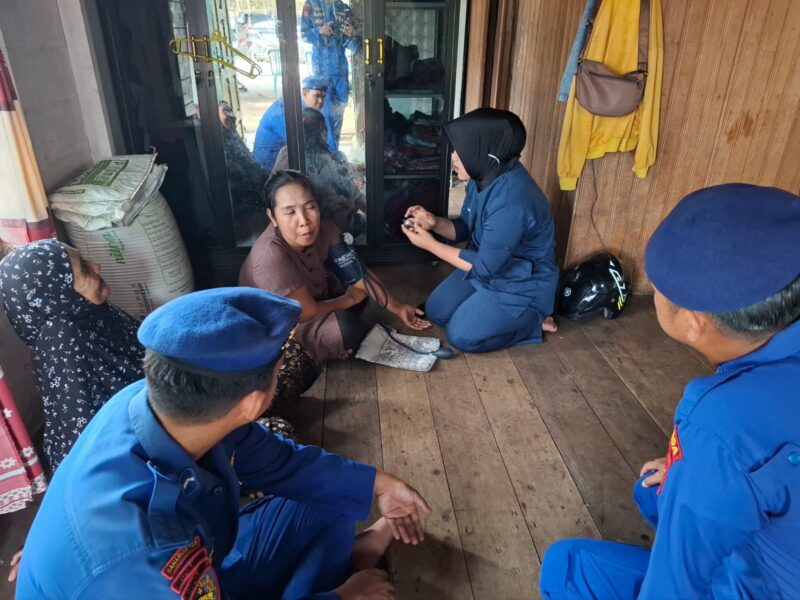 Klinik Terapung Ditpolairud Polda Kalteng, melaksanakan pemeriksaan kesehatan gratis bagi warga Kelurahan Mentaya, Kabupaten Kotawaringin Timur, Sabtu, 3 Januari 2026.(ist/Ditpolairud Polda Kalteng) 