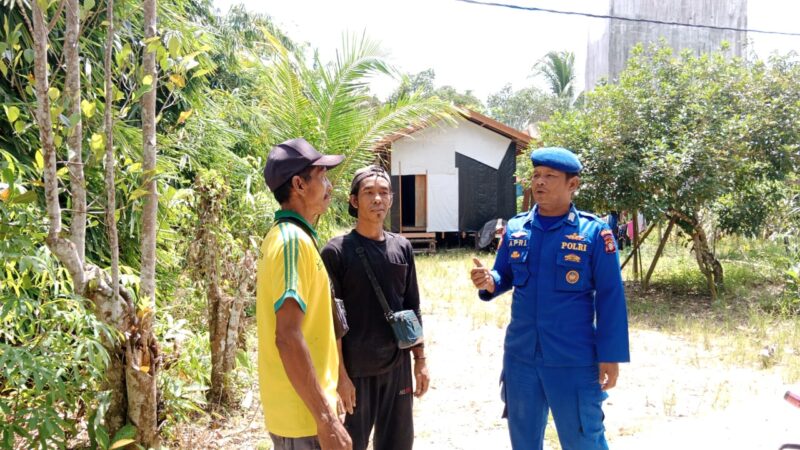 Anggota Ditpolairud Polda Kalteng Mako Perwakilan Muara Teweh menyambangi  Desa Nelayan Binaan, Senin, 5 Januari 2026.(foto : Ditpolairud Polda Kalteng) 