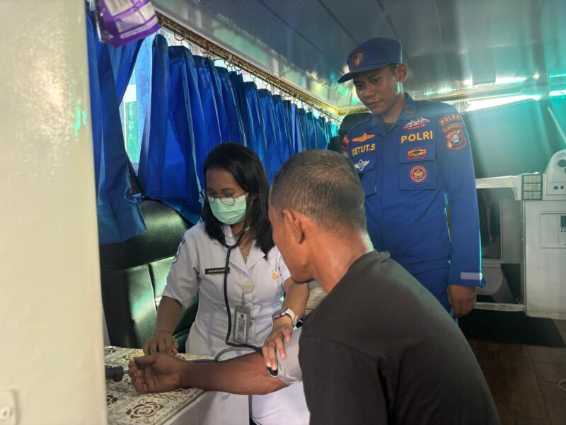 Ditpolairud Polda Kalteng menggelar Program JALUR dengan menghadirkan Klinik Terapung untuk memberikan layanan kesehatan gratis bagi masyarakat pesisir di kawasan Pelabuhan Pasar Lama, Kabupaten Barito Selatan, Selasa, 6 Januari 2026.(foto : Ditpolairud Polda Kalteng) 