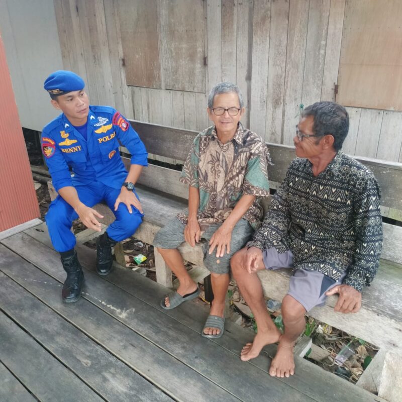 Personel Ditpolairud Polda Kalteng Mako Perwakilan DAS Arut memperkuat sinergi dengan masyarakat di Desa Binaan, Kamis 8 Januari 2026.(ist/Ditpolairud Polda Kalteng) 