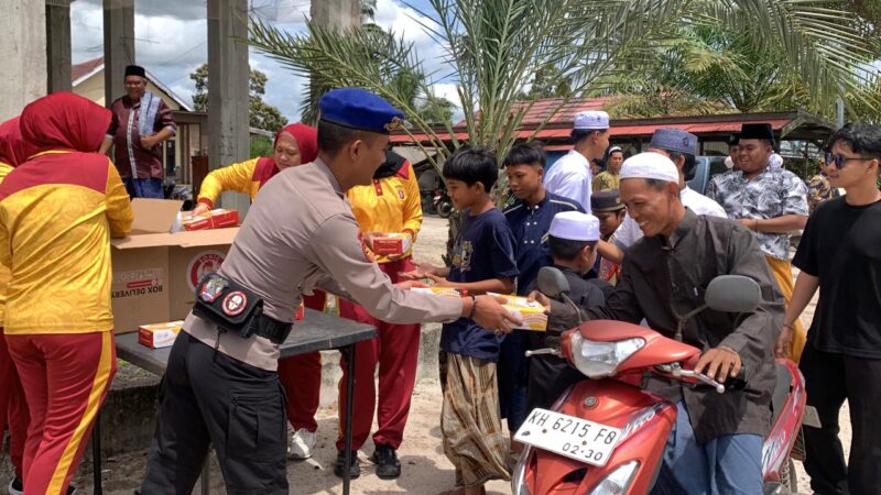 Demi meningkatkan kepedulian sosial serta mempererat hubungan dengan masyarakat, Ditpolairud Polda Kalteng melaksanakan kegiatan Jumat Berkah di Masjid Al Amin, Bapeang, Sampit, Jumat, 9 Januari 2026.(ist/Ditpolairud Polda Kalteng)