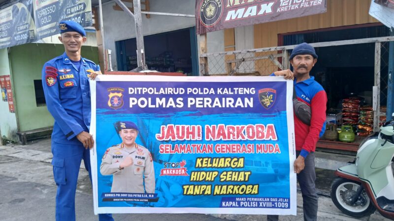 Personel Ditpolairud Polda Kalteng Mako Perwakilan DAS Jelai, mengajak dan mengedukasi masyarakat pesisir untuk menjauhi dan memerangi narkoba, Minggu, 11 Januari 2026.(ist/Ditpolairud Polda Kalteng)