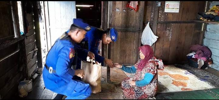 Ditpolairud Polda Kalteng KP XVIII-1004, membagikan bansos kepada masyarakat di DAS Mentaya Desa Seranau, Kecamatan Mentawa Sebrang, Kabupaten Kotawaringin Timur, Minggu, 11 Januari 2026 pagi.(foto : Ditpolairud Polda Kalteng)