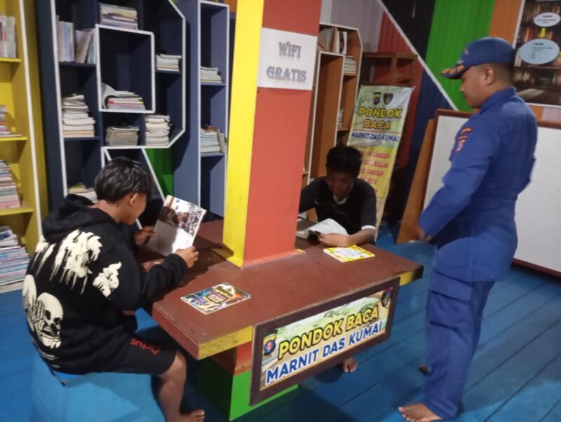 Pondok Baca Mako Perwakilan DAS Kumai Ditpolairud Polda Kalteng didekasikan untuk meningkatkan dan menciptakan anak-anak  yang cerdas, berwawasan serta berpengetahuan di Desa Kapitan, Kabupaten Kotawaringin Barat, Senin, 12 Januari 2026 pagi.(foto : Ditpolairud Polda Kalteng) 