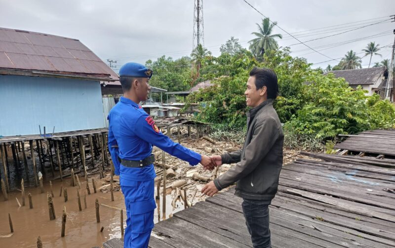 Ditpolairud Polda Kalteng menjaga kamtibmas dengan menyampaikan imbauan penting secara efektif kepada masyarakat di DAS Kahayan Bahaur, Kabupaten Pulang Pisau, Rabu, 14 Januari 2026.(ist/Ditpolairud Polda Kalteng)

