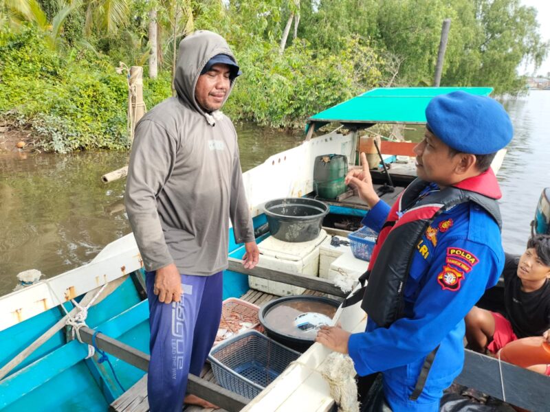 Ditpolairud Polda Kalteng Mako Perwakilan Batanjung mengimbau kepada para nelayan lebih waspada saat melaut, Rabu, 14 Januari 2026.(foto : Ditpolairud Polda Kalteng) 
‎
