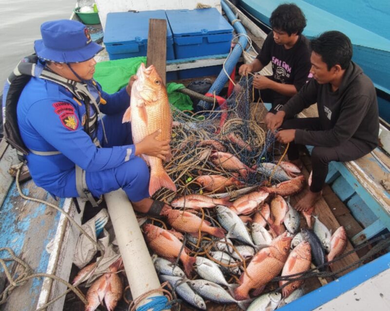 Personel Ditpolairud Polda Kalteng Kapal Patroli KP XVIII-2004 menyampaikan pesan keselamatan kepada para nelayan di DAS Kumai, Minggu, 18 Januari (18/1/2026).(foto : Ditpolairud Polda Kalteng)