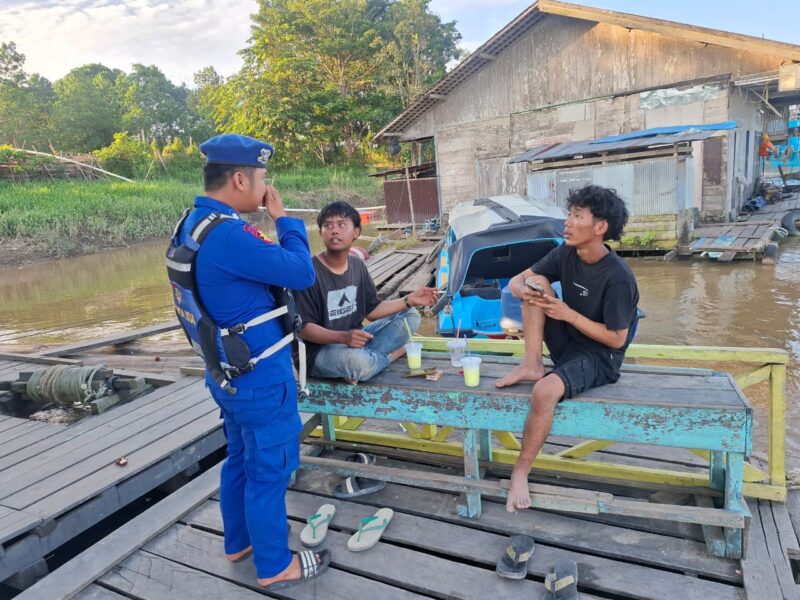 Ditpolairud Polda Kalteng Mako Perwakilan Muara Teweh keningkatkan kesadaran hukum warga Desa Nelayan Binaan di Muara Teweh, Selasa, 20 Januari 2026.(ist/Ditpolairud Polda Kalteng) 
‎
