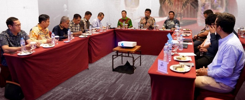 Bupati Barito Utara Shalahuddin didampingi Wakil Bupati dan Sekda memimpin rapat konsolidasi percepatan finalisasi desain tiga jembatan strategis di Jakarta, Kamis, 22 Januari 2026.(Foto Dok Prokopim Setda Barito Utara)
