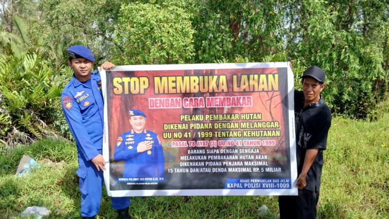 Personel Ditpolairud Polda Kalteng Marnit Jelai, mengimbau kepada warga Desa Kuala Jelai, Kabupaten Sukamara, tentang pencegahan karhutla, Minggu, 25 Januari 2026.(ist/Ditpolairud Polda Kalteng)