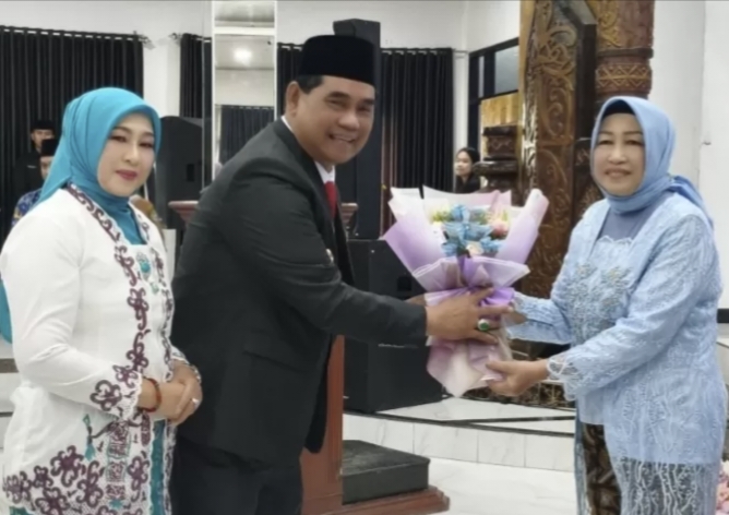 Ketua DPRD Barito Utara Mery Rukaini menerima karangan bunga dari Bupati Shalahuddin didampingi Ketua TP-PKK Maya Savitri Shalahuddin, sebagai wanita inspirasi pada peringatan Hari Ibu, Senin, 22 Desember 2025.(istimewa)