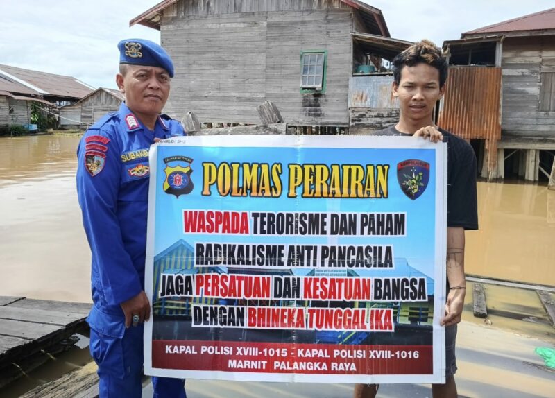 Personel Ditpolairud Polda Kalteng  di DAS Kahayan melaksanakan  Polmas ke masyarakat untuk mengimbau dan mengedukasi  waspada terhadap terorisme dan paham radikalisme anti Pancasila, Senin, 5 Januari 2026.(ist/Ditpolairud Polda Kalteng) 