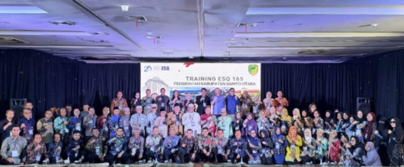 Bupati Barito Utara Shalahuddin dan Wakil Bupati, Felix Sonadie Y. Tingan, bersama pejabat teras lainnya mengikuti training ESQ 