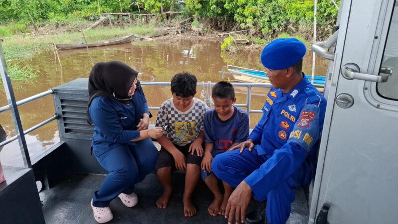 Personel Ditpolairud Polda Kalteng melaksanakan Klinik Terapung sebagai bentuk kepedulian Polri terhadap kesehatan masyarakat, khususnya warga pesisir dan nelayan,  Sabtu, 7 Februari 2026.(foto : Ditpolairud Polda Kalteng) 