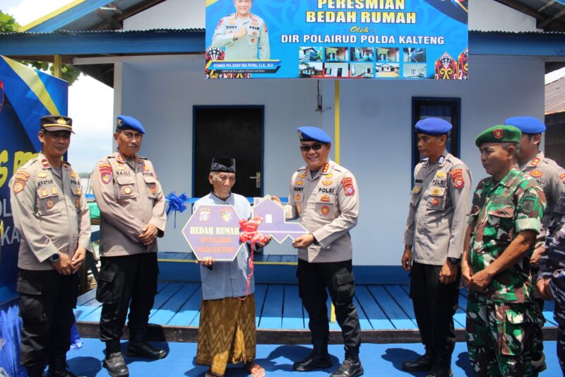 Dirpolairud Polda Kalteng Kombes Pol Dony Eka Putra, menyerahkan bantuan bedah rumah sebagai bentuk kepedulian institusi kepada warga yang membutuhkan, Selasa, 10 Februari 2026.(foto : Ditpolairud Polda Kalteng)