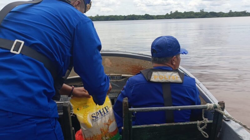 Personel Ditpolairud Polda Kalteng Kapal Polisi XVIII-2006 meningkatkan kegiatan sambang, patroli wilayah, dan  tatap muka dengan warga di wilayah perairan Sungai Mentaya, Desa Bapangang Raya, Kabupaten Kotim, Jumat, 13 Februari 2026.(ist/Ditpolairud Polda Kalteng) 