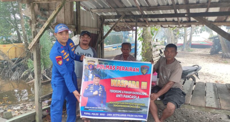 Personel Ditpolairud Polda Kalteng yang KP XVIII-2004 DAS Kumai, melaksanakan sambang ke masyarakat sekitar Desa Kumai Hulu, Kecamatan Kumai, Kabupaten Kobar, Selasa, 17 Februari 2026.(foto : Ditpolairud Polda Kalteng)