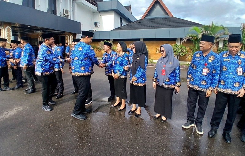 Bupati Barito Utara Shalahuddin didampingi Wabup Felix Sonadie Y.Tingan dan Sekda Muhlis menyalami para ASN, usai apel gabungan di halaman kantor bupati, Rabu, 18 Februari 2026.(foto : dok arief/tegak lurus.net)