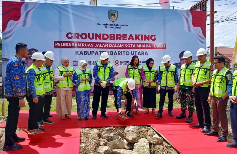 Bupati Barito Utara Shalahuddin didampingi Wabup Felix SY. Tingan, melakukan groundbreaking pelebaran jalan dalam kota Muara Teweh, dimulai dari rumah jabatan bupati, Rabu, 18 Februari 2026.(foto : dok rief/tegak lurus.net)