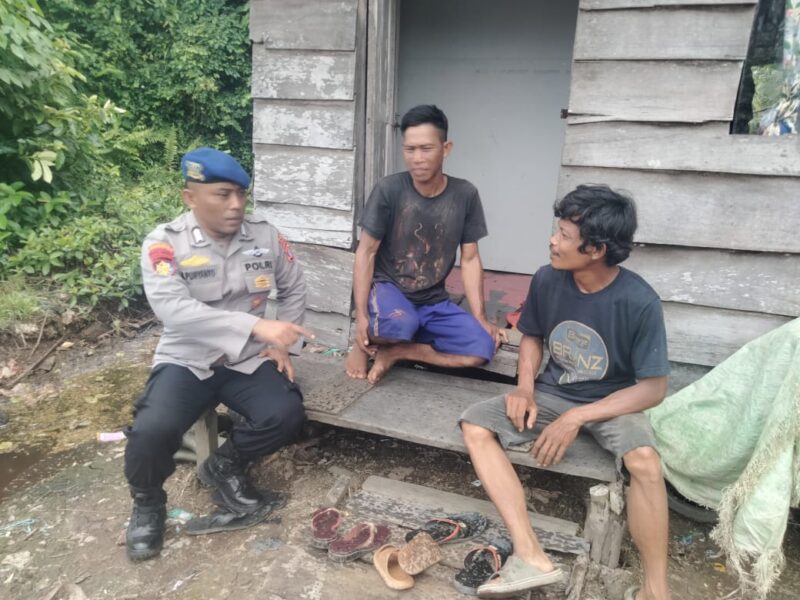 Personel Ditpolairud Polda Kalteng di DAS Mentaya mengingatkan masyarakat sekitar tentang pentingnya mewaspadai terorisme dan radikalisme anti Pancasila, Selasa, 24 Februari 2026.(foto : Ditpolairud Polda Kalteng) 