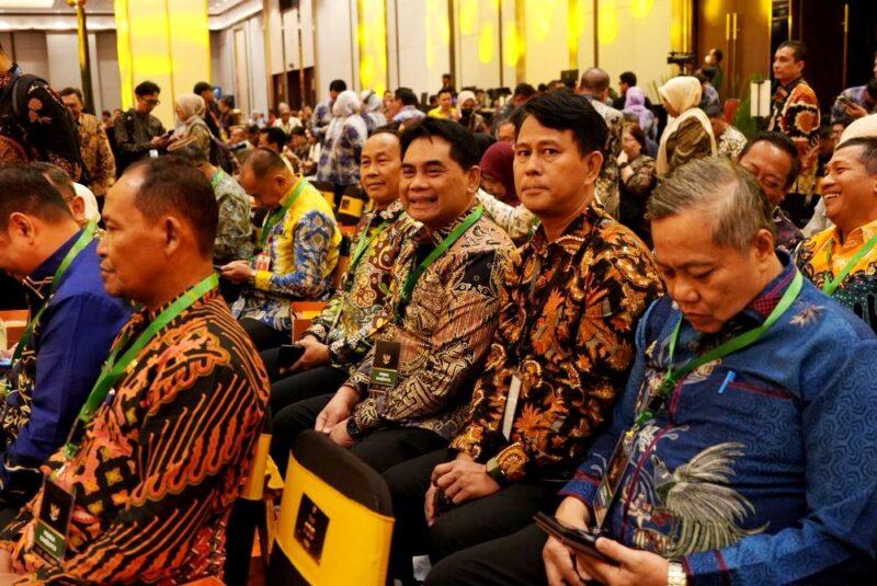 Bupati Barito Utara,Shalahuddin, didampingi Wabup Felix SY.Tingan, Sekda Muhlis, Kadis Kesehatan Barito Utara Pariadi AR, dan Kepala BPJS Kesehatan Cabang Muara Teweh Achmad Zainuddin menerima penghargaan UHC Kategori Madya tahun 2026 di Jakarta, Selasa, 27 Januari 2026.(foto : dok Prokopim Barito Utara)