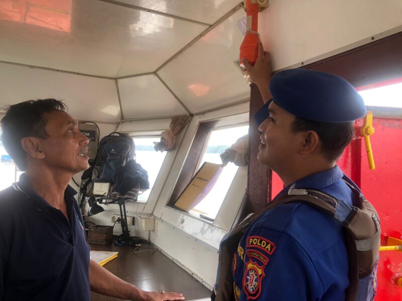 Personel KP 2005 Ditpolairud Polda Kalteng melaksanakan kegiatan pengecekan kelengkapan alat keselamatan kapal di Sampit, Jumat (27/2/2026).(ist/Dirpolairud Polda Kalteng) 