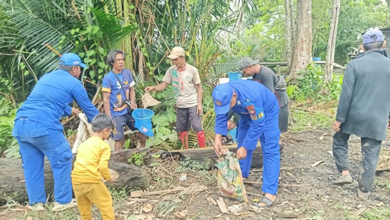 Personel Ditpolairud Polda Kalteng Kapal Polisi (KP) XVIII-2006 bersama masyarakat membersihkan pantai di tepian Sungai Mentaya, Kabupaten Kotawaringin Timur, Sabtu, 28 Februari 2026 pagi.(foto : Ditpolairud Polda Kalteng)