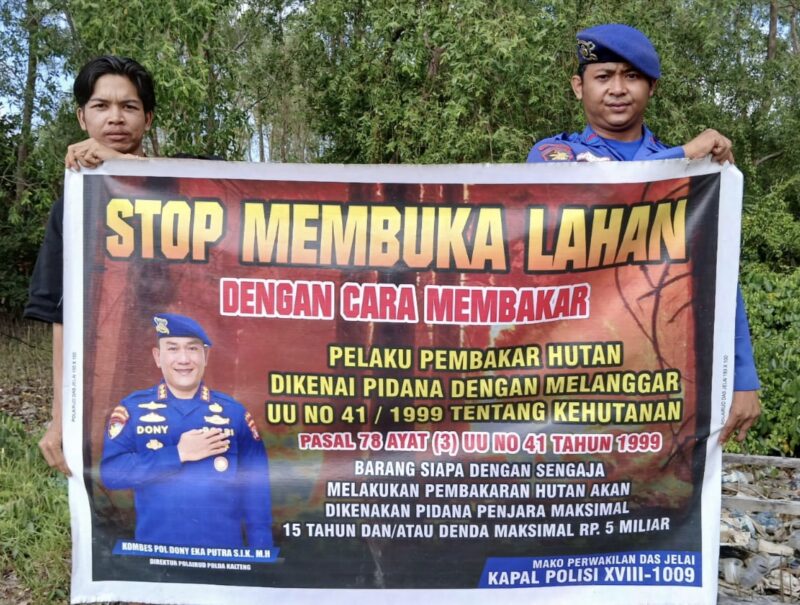 Ditpolairud Polda Kalteng Marnit DAS Jelai mengedukasi warga Desa Kuala Jelai tak membuka lahan dengan cara membakar, Kamis, 5 Februari 2026.(ist/Ditpolairud Polda Kalteng)