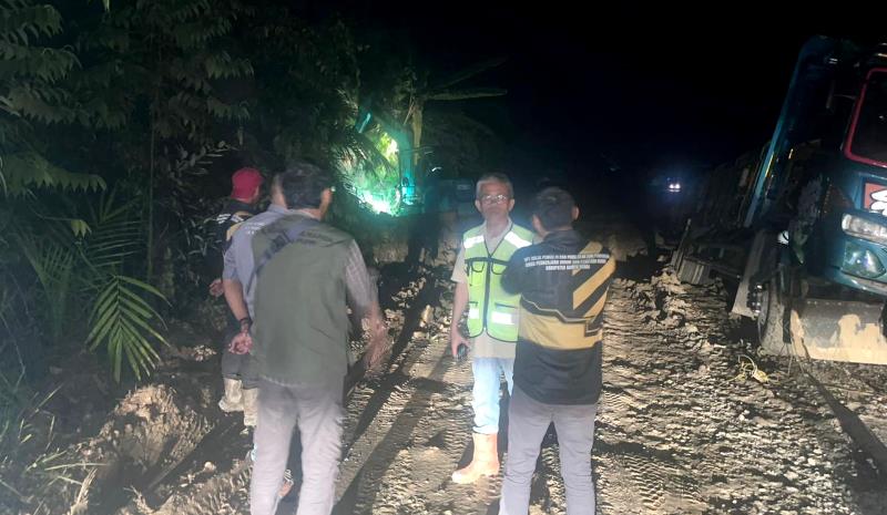 Dinas PUPR Barito Utara menangani darurat jalan nasional di Desa Malawaken, Kecamatan Teweh Baru, Jumat, 9 Januari 2026 malam.(dok Dinas PUPR Barito Utara)
