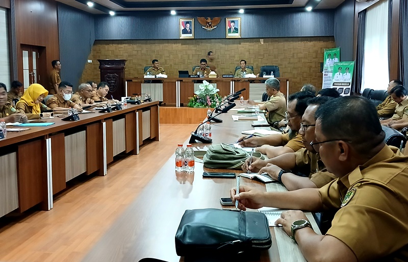 Bupati Barito Utara Shalahuddin didampingi Sekda Muhlis, asisten II bidang perekonomian, serta asisten III bidang administrasi umum, memimpin rapat berkaitan dengan program tahun 2026 dan anggaran di Muara Teweh, Senin, 12 Januari 2026.(foto : ist)