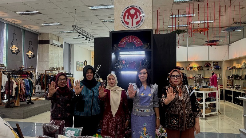 Ketua TP PKK Barito Utara Maya Savitri Shalahuddin didampingi Ketua GOW Barito Utara Mira A. Nada Felix Sonadie, dan Ketua DWP Barito Utara Marsiana Muhlis, mengunjungi galeri Dekranasda Pemprov DKI Jakarta, Rabu, 28 Januari 2026.(Foto/Ist)  