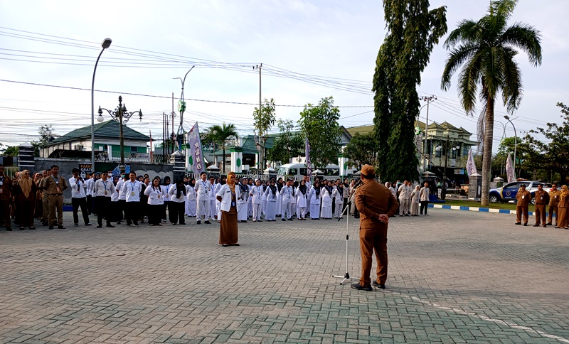 Bupati Barito Utara Shalahuddin memimpin apel pagi di RSUD Muara Teweh, Senin, 9 Februari 2026).(foto : tegaklurus.net/ray)  