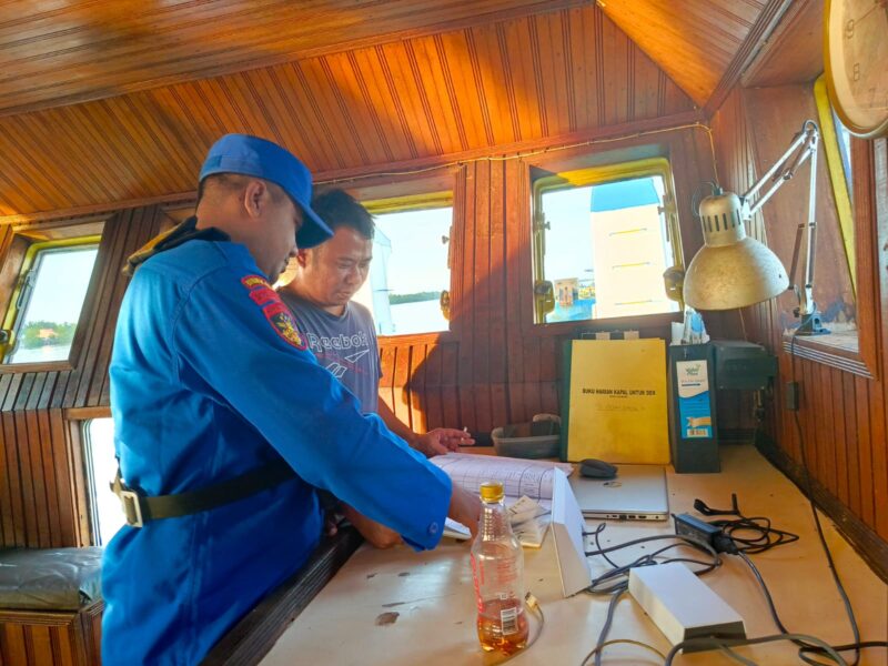 Ditpolairud Polda Kalteng Kapal Polisi XVIII-2006  di DAS Mentaya, kontinyu memeriksa kelengkapan dokumen perizinan maupun alat-alat keselamatan kapal di Sampit, Kabupaten Kotawaringin Timur, Kamis, 5 Maret 2026 pagi.(foto : Ditpolairud Polda Kalteng) 