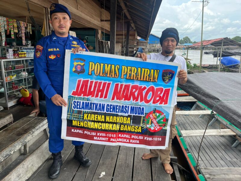 Personel Ditpolairud Polda Kalteng terus mengintensifkan  imbauan bahaya narkoba kepada masyarakat DAS Kahayan, Jumat, 6 Maret 2026.(foto : Ditpolairud Polda Kalteng) 