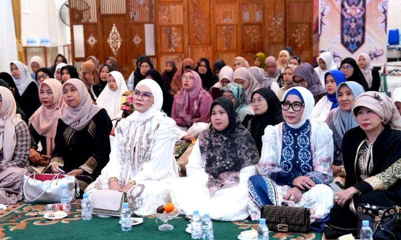 Anggota DPRD Barito Utara Nety Herawati/Nasdem dan Sri Neni Trianawati/Golkar (duduk di depan, jilbab putih), menghadiri peringatan Nuzulul Qur'an di Muara Teweh, Jumat, 6 Maret 2026 malam.(foto Diskominfosandi Barito Utara)