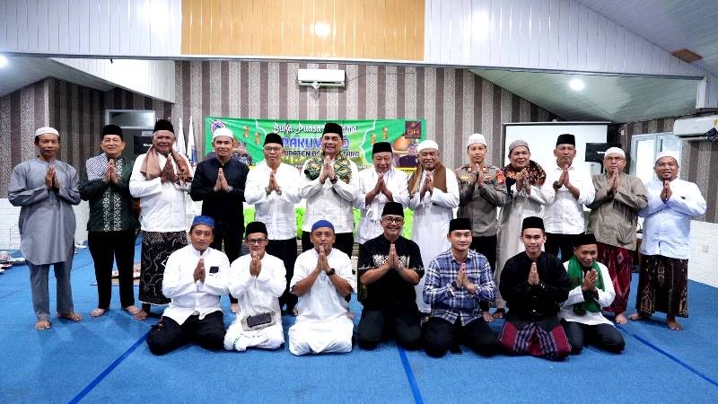 Anggota DPRD Barito Utara/ PPP Gun Sriwitanto dan anggota DPRD lain bersama Bupati Shalahuddin menghadiri buka puasa bersama Paguyuban Kulowargo Wong Jowo (PAKUWOJO) di Muara Teweh, Sabtu, 7 Maret 2026 malam.(Dok Diskominfosandi Barito Utara)