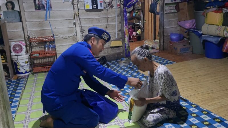 Ditpolairud Polda Kalteng Mako Perwakilan Muara Teweh memberikan bantuan sosial atau bansos kepada masyarakat di Desa Paring Lahung, Kabupaten Barito Utara, Rabu, 11 Maret 2026 siang.(foto : Ditpolairud Polda Kalteng)