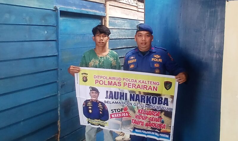 Ditpolairud Polda Kalteng anggota Kapal XVIII-1006 DAS Katingan, mengedukasi masyarakat pesisir mengenai  bahaya narkoba di Desa Pegatan, Kabupaten Katingan, Jumat, 13 Maret 2026 pagi.(foto : Ditpolairud Polda Kalteng)