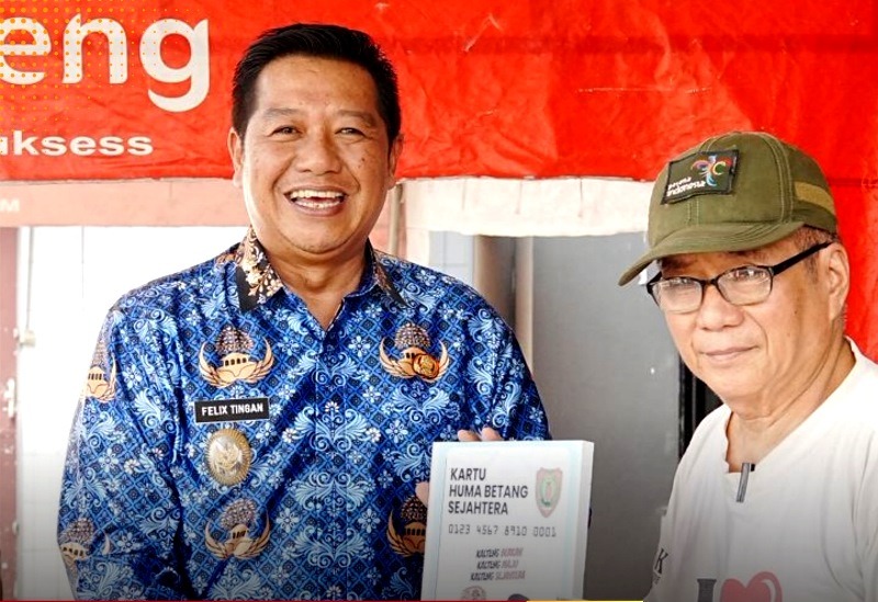 Wakil Bupati Barito Utara Felix SY.Tingan menyerahkan tabungan Bank Kalteng dan Kartu Program Huma Betang Sejahtera kepada perwakilan penerima manfaat di Bank Kalteng Cabang Muara Teweh, Selasa, 17 Maret 2026.(foto  dok Diskominfosandi Barito Utara)
