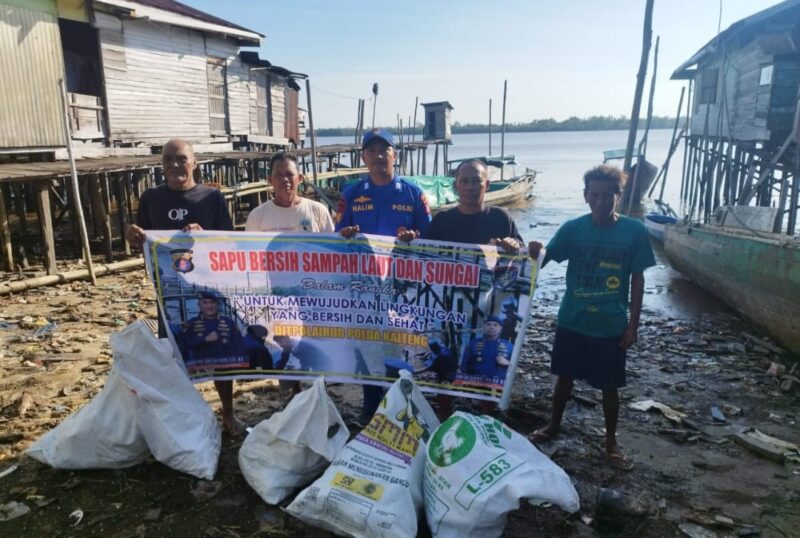 Personel Ditpolairud Polda Kalteng mengajak masyarakat Pegatan membersihkan sampah di DAS Katingan pesisir Pegatan Hilir, Kabupaten Katingan, Rabu, 18 Maret 2026 pagi.(ist/Ditpolairud Polda Kalteng)