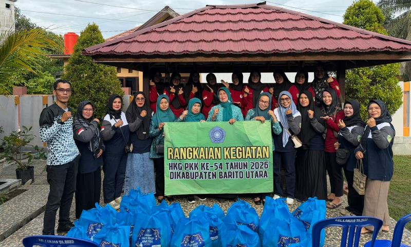 TP PKK Barito Utara membina kader Posyandu dan Dasawisma Persemaian serta menyerahkan bingkisan di Kelurahan Lanjas, Muara Teweh, Kamis, 19 Maret 2026. (foto dok Diskominfosandi Barito Utara)
