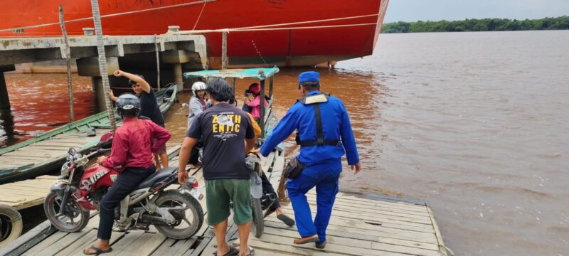 Personel Ditpolairud Polda Kalteng, Bripka Bledug Purbaya dan Bharatu Prayogi memeriksa alat keselamatan kapal feri beroperasi di Sampit, Kabupaten Kotawaringin Timur, Jumat, Jumat, 20 Maret 2026.(Dok/Ditpolairud Polda Kalteng) 