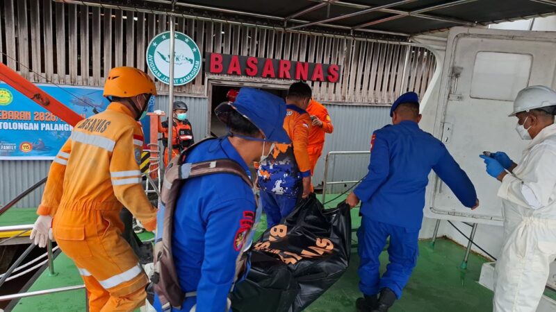 Personel Kapal Polisi (KP) 2005 Ditpolairud Kalteng, menunjukkan komitmen pelayanam terbaik, saat operasi SAR mencari seorang ABK TK Marine Jaya II, Selasa, 24 Maret 2026.(foto Ditpolairud Polda Kalteng)